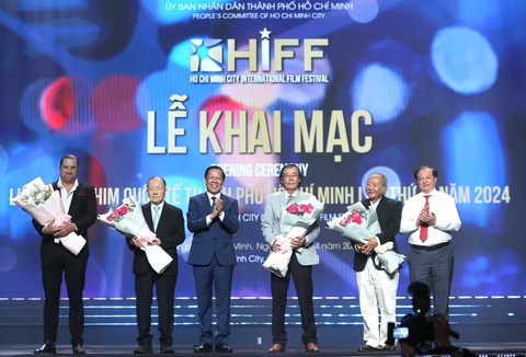Chủ tịch UBND TP.HCM Phan Văn Mãi và thứ trưởng Tạ Quang Đông tặng hoa cho ông Kim Dong Ho và NSND Đào Bá Sơn - hai chủ tịch danh dự HIFF và đạo diễn Nguyễn Vinh Sơn - giám đốc nghệ thuật cùng đạo diễn Aaron Toronto - phó giám đốc nghệ thuật HIFF - Ảnh: Dũng Phương Chủ tịch UBND TP.HCM Phan Văn Mãi và Thứ trưởng Tạ Quang Đông tặng hoa cho ông Kim Dong Ho và đạo diễn Đào Bá Sơn - chủ tịch danh dự HIFF và đạo diễn Nguyễn Vinh Sơn - giám đốc nghệ thuật cùng đạo diễn Aaron Toronto - phó giám đốc nghệ thuật HIFF - Ảnh: Dũng Phương