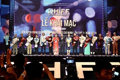 Các giám khảo của hạng mục Phim Đông Nam Á và Phim đầu tay nhận hoa từ ông Vi Kiến Thành - cục trưởng Cục Điện ảnh và bà Dương Cẩm Thúy - chủ tịch Hội Điện ảnh TP.HCM - Ảnh: T.T.D Các giám khảo của hạng mục Phim Đông Nam Á và Phim đầu tay nhận hoa từ ông Vi Kiến Thành - cục trưởng Cục Điện ảnh và bà Dương Cẩm Thúy - chủ tịch Hội Điện ảnh TP.HCM - Ảnh: T.T.D