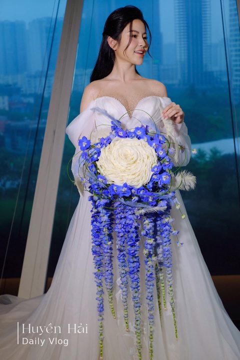 Hoa cưới 'khủng' của vợ chồng Quang Hải - Chu Thanh Huyền- Ảnh 1. Chu Thanh Huyền bên bó hoa cưới