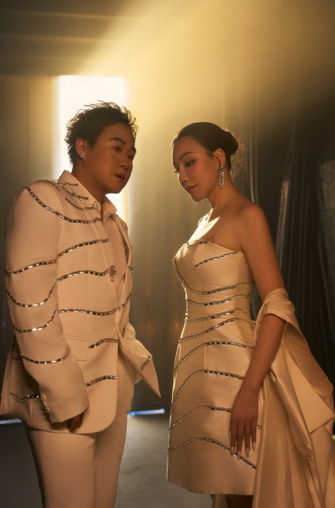 Hồ Quỳnh Hương tung bản song ca 'mướt mượt' với Trung Quân- Ảnh 1. Giọng ca đẹp hai thế hệ Trung Quân (trái) và Hồ Quỳnh Hương nhận được sự trông chờ từ bạn yêu nhạc