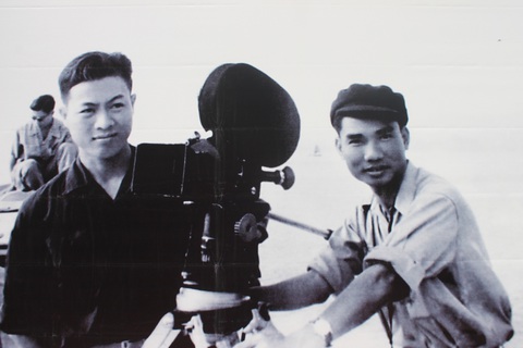HIFF 2024: Ngắm lại Hồng Sến, Khương Mễ, Mai Lộc của những ngày đầu điện ảnh cách mạng Việt Nam- Ảnh 8. Nhà quay phim An Sơn và đạo diễn Mai Lộc bên máy quay Arriflex năm 1954