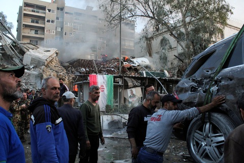Việt Nam lên án vụ tấn công vào tòa nhà Đại sứ quán Iran ở Syria- Ảnh 2. Hiện trường vụ tấn công vào tòa nhà thuộc Đại sứ quán Iran ở Syria - Ảnh: REUTERS
