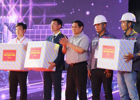 Thủ tướng nhấn nút khởi công khu cảng biển hơn 1.678 tỉ đồng- Ảnh 2. Thủ tướng Phạm Minh Chính tặng quà, động viên công nhân, đại diện đơn vị thi công dự án khu bến cảng Vsico Huế - Ảnh: NHẬT LINH