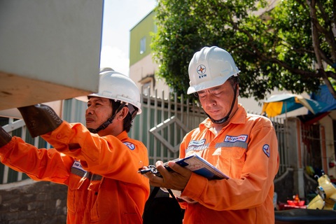 EVNCPC đảm bảo cấp điện mùa nắng nóng- Ảnh 2. Kiểm tra các thông số trên hệ thống lưới điện, nhằm đảm bảo việc cung ứng điện an toàn - Ảnh: EVNCPC cung cấp