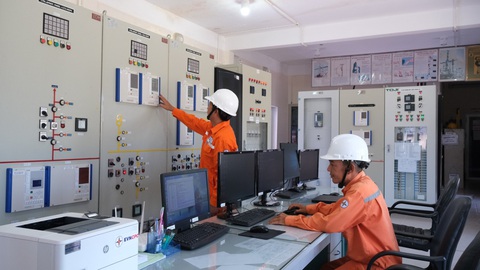 EVNCPC đảm bảo cấp điện mùa nắng nóng- Ảnh 3. Kíp trực xử lý sự cố tại một đơn vị điện lực ở miền Trung - Ảnh: EVNCPC cung cấp