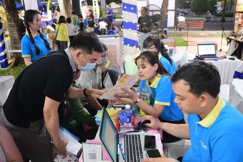 Ngày hội du lịch TP.HCM: Khách chi hàng chục tỉ đồng mua tour khuyến mãi- Ảnh 1. Khách tìm hiểu về các tour tại Ngày hội du lịch TP.HCM - Ảnh: QUANG ĐỊNH