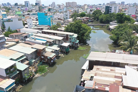 Nhà trên kênh rạch: Không đột phá, khó di dời- Ảnh 1. Hàng ngàn hộ dân sống trong những căn nhà xập xệ ven rạch Xuyên Tâm (quận Bình Thạnh, TP.HCM) - Ảnh: PHƯƠNG QUYÊN