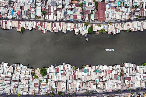 Nhà trên kênh rạch: Không đột phá, khó di dời- Ảnh 3. Hiện trạng nhà ven kênh Đôi, quận 8, TP.HCM - Ảnh: PHƯƠNG QUYÊN