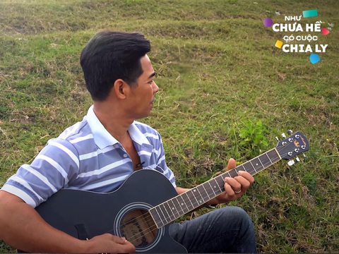 Anh Hoàng đàn ghi ta để với bớt đi nỗi buồn - Ảnh: BTC Anh Hoàng đàn guitar để vơi bớt đi nỗi buồn