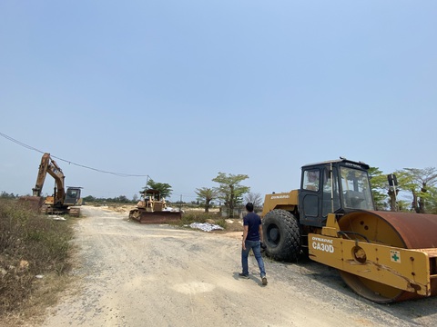 Những dự án bất động sản 'dây thun' ở Quảng Nam khiến người mua đất khổ sở- Ảnh 7. Máy móc tập kết ở khu đô thị Bách Đạt 1 nhưng vắng bóng công nhân - Ảnh: LÊ TRUNG