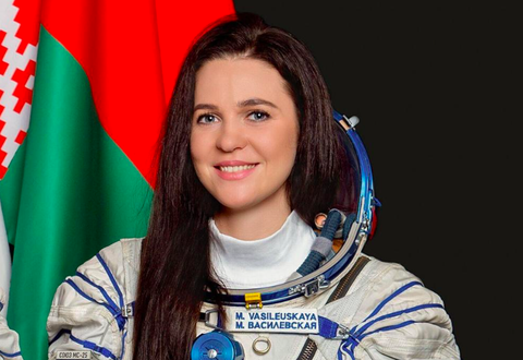 Tàu Soyuz của Nga đáp xuống Trái đất, nữ phi hành gia 33 tuổi làm nên lịch sử- Ảnh 1. Phi hành gia Belarus Marina Vasilevskaya - Ảnh chụp màn hình/SWNS