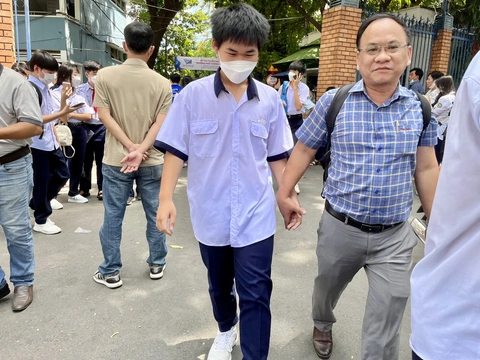 Trường phổ thông Năng khiếu công bố chỉ tiêu tuyển sinh lớp 10- Ảnh 2. Học sinh tham dự kỳ thi tuyển sinh 10 vào Trường phổ thông Năng khiếu năm 2022 - Ảnh: MỸ DUNG