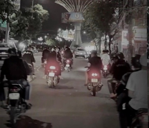 Công an hóa trang bắt các nhóm quái xế nẹt pô, lạng lách ai cũng sợ- Ảnh 1. Công an mặc thường phục theo dõi và dùng các biện pháp nghiệp vụ tóm gọn nhóm quái xế trên đường Quang Trung - Ảnh: Công an Quảng Ngãi