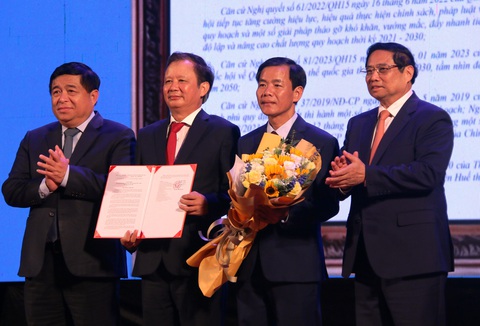 Thừa Thiên Huế sẽ là đô thị di sản đặc trưng của Việt Nam- Ảnh 3. Thủ tướng Chính phủ Phạm Minh Chính cùng Bộ trưởng Bộ Kế hoạch và Đầu tư Nguyễn Chí Dũng trao quyết định phê duyệt Quy hoạch tỉnh Thừa Thiên Huế thời kỳ 2021-2030, tầm nhìn đến 2050 cho lãnh đạo tỉnh Thừa Thiên Huế - Ảnh: NHẬT LINH