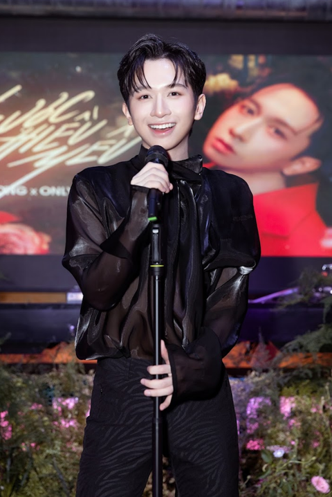 Tại sự kiện, Đỗ Hoàng Dương trình diễn live ca khúc đầy say mê Tại sự kiện, Đỗ Hoàng Dương trình diễn live ca khúc đầy say mê