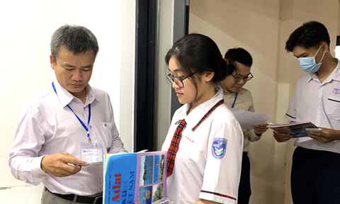 Những điều phải biết khi thi đánh giá năng lực sáng mai 7-4- Ảnh 2. Không có giấy tờ tùy thân, thí sinh sẽ không được dự thi đánh giá năng lực - Ảnh: TRẦN HUỲNH