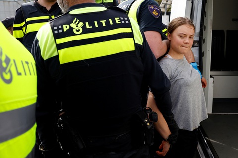 Nhà hoạt động môi trường nổi tiếng Greta Thunberg bị cảnh sát Hà Lan bắt- Ảnh 1. Nhà hoạt động môi trường Thụy Điển Greta Thunberg bị cảnh sát bắt ở The Hague ngày 6-4, khi các nhà hoạt động cố gắng chặn đường cao tốc A12 để đòi Chính phủ Hà Lan ngừng trợ cấp cho nhiên liệu hóa thạch - Ảnh: REUTERS