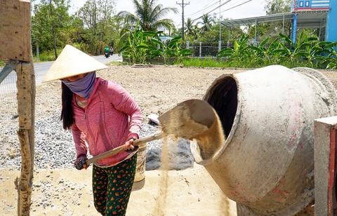 Bà con miền Tây vật lộn mưu sinh trong nắng cháy da- Ảnh 2. Chị Lý Thị Mai, huyện Trần Văn Thời, tỉnh Cà Mau, làm phụ hồ trong ngày nắng - Ảnh: THANH HUYỀN
