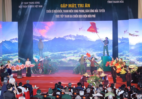 Tri ân người có công ở chiến dịch Điện Biên Phủ tại tỉnh đóng góp 200.000 dân công- Ảnh 3. Tiết mục văn nghệ chào mừng buổi gặp mặt, tri ân chiến sĩ, thanh niên xung phong, dân công hỏa tuyến tham gia chiến dịch Điện Biên Phủ, sáng 6-4 - Ảnh: HÀ ĐỒNG