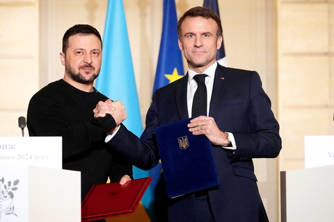 Ông Macron tỏa sáng trên vũ đài Ukraine- Ảnh 1. Tổng thống Macron (phải) bắt tay Tổng thống Ukraine Zelensky sau khi hai bên ký Hiệp định an ninh song phương tại Điện Elysee tháng 2-2024 - Ảnh: AFP