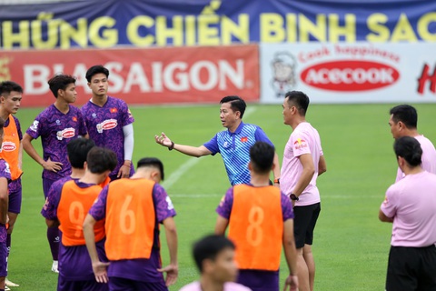 U23 Việt Nam cho thủ môn lên tập chiến thuật cùng cầu thủ- Ảnh 5. U23 Việt Nam sớm bắt đầu lắp ghép đội hình do đã định hình lối chơi từ nhiều giải trong năm 2023 - Ảnh: HOÀNG TÙNG