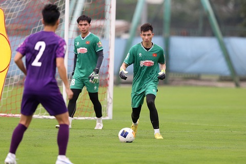 Các thủ môn U23 Việt Nam lên tập phối hợp nhóm nhỏ cùng toàn đội - Ảnh: HOÀNG TÙNG Các thủ môn U23 Việt Nam lên tập phối hợp nhóm nhỏ cùng toàn đội - Ảnh: HOÀNG TÙNG