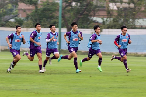 Các cầu thủ U23 Việt Nam được kiểm tra thể lực bằng bài tập chạy tốc độ dọc sân theo mức từ 50 đến 80% sức - Ảnh: HOÀNG TÙNG Các cầu thủ U23 Việt Nam được kiểm tra thể lực bằng bài tập chạy tốc độ dọc sân theo mức từ 50 đến 80% sức - Ảnh: HOÀNG TÙNG