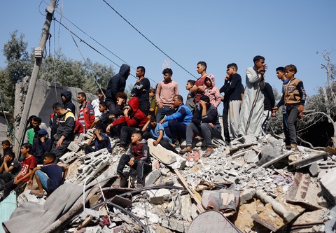 Một tòa nhà bị Israel không kích ở thành phố Rafah, phía nam Dải Gaza ngày 2-4 - Ảnh: REUTERS Một tòa nhà bị Israel không kích ở thành phố Rafah, phía nam Dải Gaza ngày 2-4 - Ảnh: REUTERS