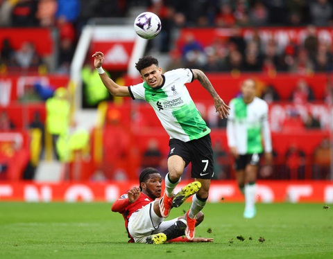 Hòa Man United, Liverpool mất ngôi đầu bảng vào tay Arsenal- Ảnh 4. Man United và Liverpool đã cống hiến trận cầu hấp dẫn ở vòng 32 Giải ngoại hạng Anh - Ảnh: REUTERS