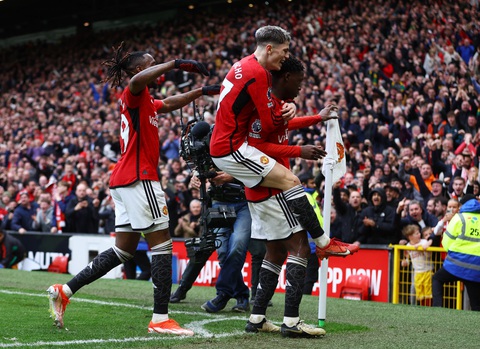 Hòa Man United, Liverpool mất ngôi đầu bảng vào tay Arsenal- Ảnh 3. Mainoo ghi bàn nâng tỉ số lên 2-1 cho Man United - Ảnh: REUTERS
