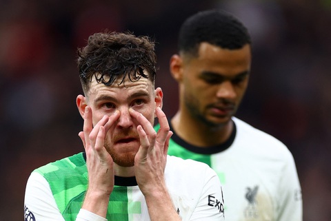Hòa Man United, Liverpool mất ngôi đầu bảng vào tay Arsenal- Ảnh 1. Liverpool mất ngôi đầu bảng Premier League vào tay Arsenal sau trận hòa Man United - Ảnh: REUTERS