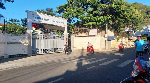 25 học sinh bị triệu chứng ngộ độc thực phẩm ở Nha Trang còn nằm viện- Ảnh 1. Trường THCS Trần Hưng Đạo là một trong hai trường ở phường Vĩnh Trường, TP Nha Trang có nhiều học sinh nhập viện vì bị các triệu chứng ngộ độc thực phẩm vào ngày 5-4 - Ảnh: PHAN SÔNG NGÂN