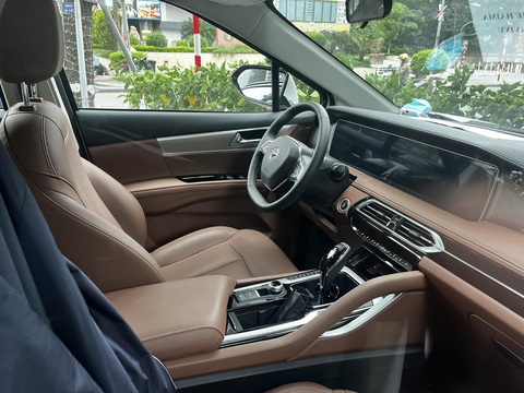 Tin tức giá xe: Xe điện Trung Quốc Haima 7X-E giảm giá 130 triệu tại đại lý, vẫn cao hơn đối thủ- Ảnh 5. Bản Comfort chỉ có 4 túi khí, cảm biến va chạm sau và không có camera 360 độ. Bản Premium có 6 túi khí, cảm biến trước và sau cùng camera 360 độ