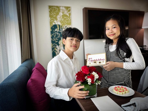 Theo tiết lộ của MC Hồng Phúc, ý tưởng về buổi chụp ảnh kỉ niệm 25 năm ngày yêu và cưới của anh và bà xã là do 2 con bí mật chuẩn bị. Nam MC nói khi anh và bà xã được hai con dẫn đến địa điểm chụp ảnh đã cảm thấy bất ngờ và xúc động. Theo tiết lộ của MC Hồng Phúc, ý tưởng về buổi chụp ảnh kỷ niệm 25 năm ngày yêu và cưới của anh và bà xã là do 2 con bí mật chuẩn bị. Nam MC nói khi anh và bà xã được hai con dẫn đến địa điểm chụp ảnh đã cảm thấy bất ngờ và xúc động.