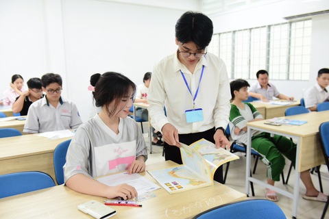 Thí sinh dự thi đánh giá năng lực 'đông nhất lịch sử'- Ảnh 12. Giám thị kiểm tra giấy tờ và tài liệu của thí sinh - Ảnh: DUYÊN PHAN