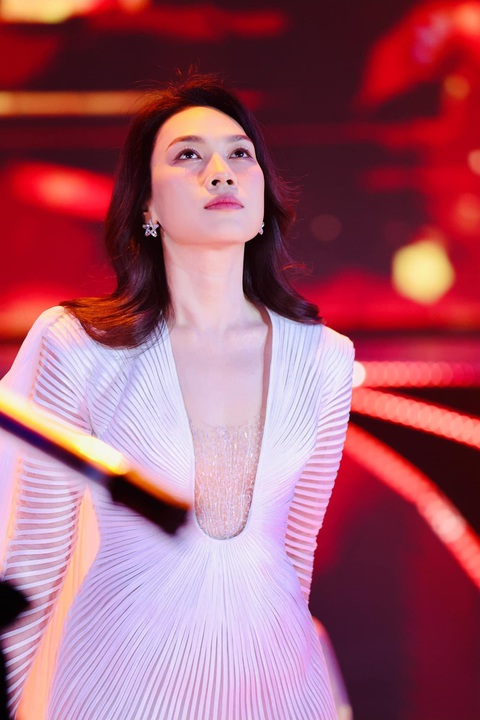 Bên cạnh việc ngắm hoàng hôn buông xuống trên biển Hồ Tràm, chương trình hứa hẹn mang đến những ca khúc Bên cạnh việc ngắm hoàng hôn buông xuống trên biển Hồ Tràm, chương trình hứa hẹn mang đến những ca khúc
