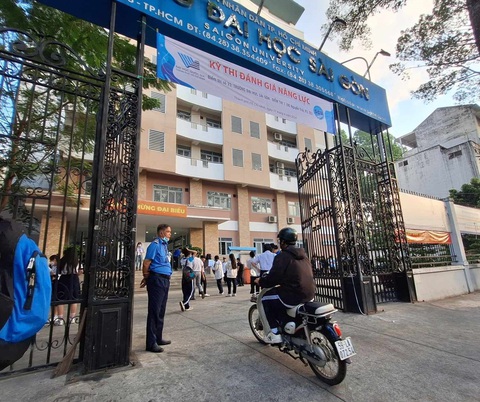 Thí sinh dự thi đánh giá năng lực 'đông nhất lịch sử'- Ảnh 6. Thí sinh đến điểm thi đánh giá năng lực tại Trường ĐH Sài Gòn từ sáng sớm - Ảnh: TRỌNG NHÂN