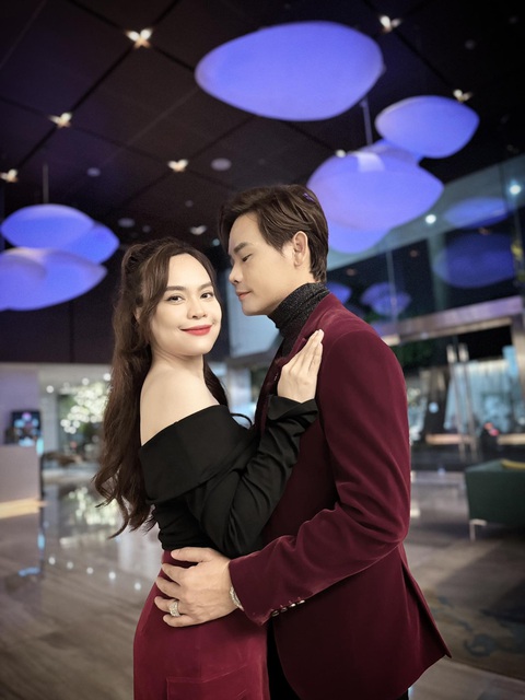 Hai con tuổi teen tặng quà bất ngờ kỷ niệm 25 năm ngày yêu và cưới của Hồng Phúc - Quỳnh Phượng- Ảnh 7. Trong đời sống hôn nhân, cặp sao luôn biết cân bằng và chọn cách thấu hiểu đối phương để cùng nhau vượt qua những khó khăn. MC Hồng Phúc là tuýp người đàn ông tâm lý. Anh hiểu được sự lo toan cho gia đình của Quỳnh Phượng nên khi sắp xếp được thời gian, anh luôn rủ vợ đi du lịch, tham quan.