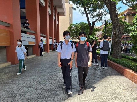 Những thí sinh đầu tiên ra khỏi phòng thi tại điểm thi Trường ĐH Khoa học tự nhiên (ĐH Quốc gia TP.HCM) - Ảnh: TRỌNG NHÂN Những thí sinh đầu tiên ra khỏi phòng thi tại điểm thi Trường ĐH Khoa học tự nhiên (ĐH Quốc gia TP.HCM) - Ảnh: TRỌNG NHÂN