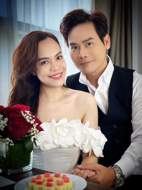 Tuy đã trải qua cảm giác này, nhưng Quỳnh Phượng cho biết, cô vẫn không khỏi xúc động vì nhớ lại những khoảnh khắc đẹp của cả hai lúc mới yêu nhau và cho đến khi về chung một nhà. Tuy đã trải qua cảm giác này, nhưng Quỳnh Phượng cho biết cô vẫn không khỏi xúc động vì nhớ lại những khoảnh khắc đẹp của cả hai lúc mới yêu nhau và cho đến khi về chung một nhà.