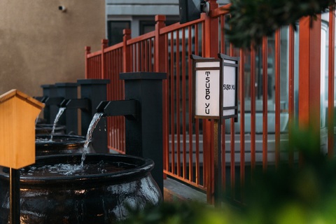 Có gì trong tổ hợp khoáng nóng Mori onsen cách hồ Hoàn Kiếm 14km?- Ảnh 5. Một bể tắm chum tại mori onsen