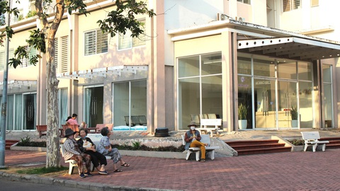 Đau đầu chuyện báo hiếu thời tha hương đi muôn phương- Ảnh 1. Khoảnh khắc tâm sự cùng nhau giữa những người cao tuổi sống ở chung cư tại TP.HCM - Ảnh: T.NGHI