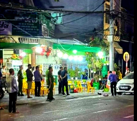 Mâu thuẫn lúc ăn nhậu, đập bể chai bia đâm bạn chết- Ảnh 1. Lực lượng chức năng có mặt tại hiện trường điều tra vụ án mạng - Ảnh: H.B.