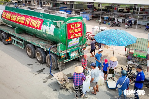 Người miền Tây Xe nước ra vào liên tục, người dân xếp hàng dưới nắng nóng chờ lấy nước