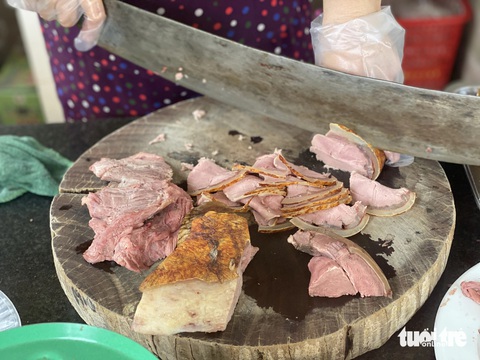 Phố đặc sản bê thui Cầu Mống chờ cầu Câu Lâu sửa xong để hồi sinh- Ảnh 2. Chủ quán bê thui ra thịt để làm món bê thui Cầu Mống nổi tiếng