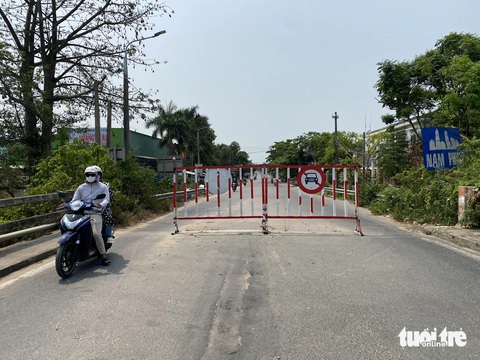 Phố đặc sản bê thui Cầu Mống chờ cầu Câu Lâu sửa xong để hồi sinh- Ảnh 7. Cầu Câu Lâu cũ đang tạm ngưng phục vụ xe cơ giới