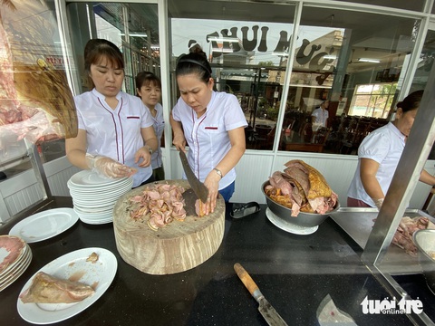 Phố đặc sản bê thui Cầu Mống chờ cầu Câu Lâu sửa xong để hồi sinh- Ảnh 3. Nhân viên ở quán bê thui Mười chế biến món
