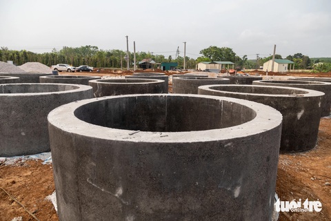 Quảng Trị yêu cầu bí thư, chủ tịch huyện về gặp dân gỡ vướng mặt bằng cao tốc- Ảnh 2. Mặt bằng khu tái định cư Gio An (huyện Gio Linh) vẫn còn ngổn ngang thời điểm cuối tháng 3-2024 - Ảnh: HOÀNG TÁO