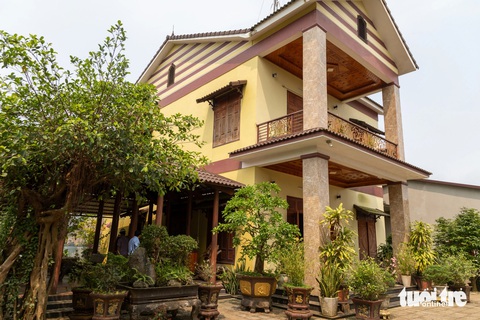 Quảng Trị yêu cầu bí thư, chủ tịch huyện về gặp dân gỡ vướng mặt bằng cao tốc- Ảnh 3. Hộ ông Nguyễn Vĩnh đổi đất với Trạm y tế xã Linh Trường nhưng chưa cấp đổi giấy chứng nhận quyền sử dụng đất, nên không có cơ sở để đền bù đất - Ảnh: HOÀNG TÁO