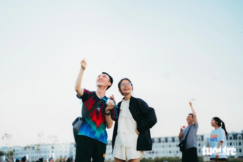 Nhiều cặp đôi cũng chọn cánh đồng diều làm nơi hẹn hò lãng mạng - Ảnh: THANH HIỆP Nhiều cặp đôi cũng chọn cánh đồng diều làm nơi hẹn hò lãng mạn - Ảnh: THANH HIỆP